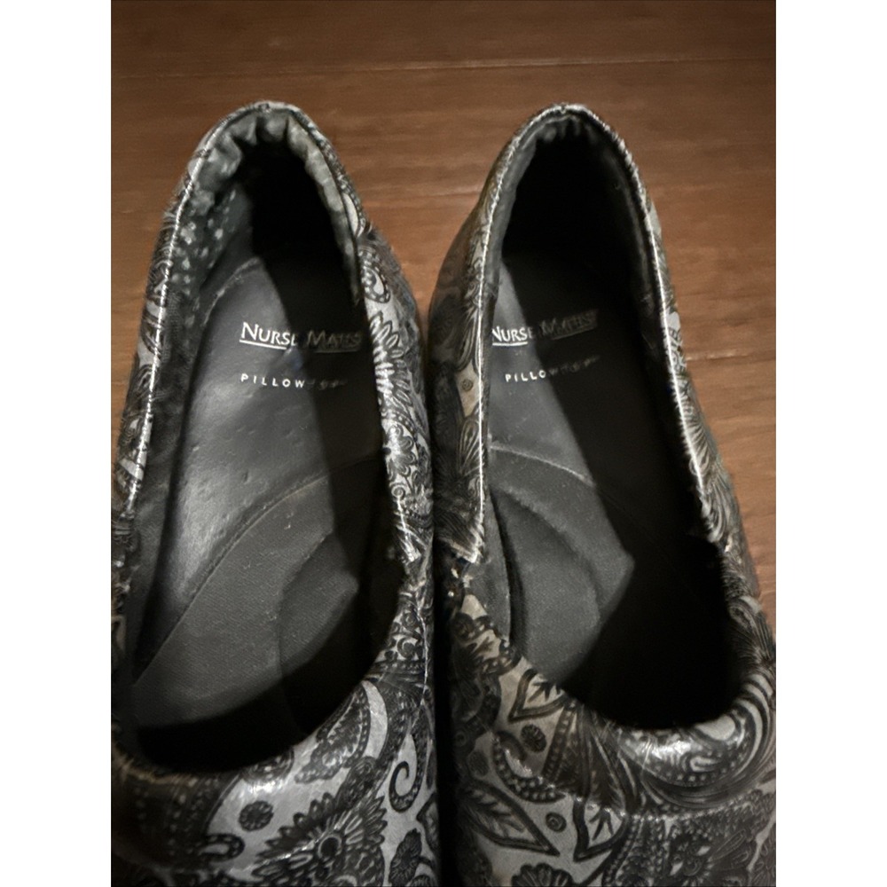 Women's Nurse Mates Pillow top Slip Resistant Black Paisley Clogs Sz 11 M - Picture 2 of 4